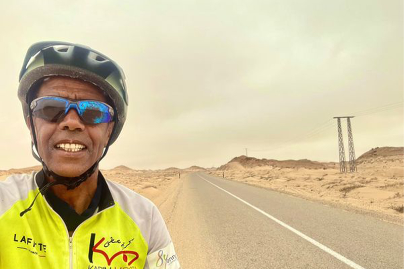 Karim Mosta arrive à Dakar à vélo  et achève son périple entamé à Amsterdam