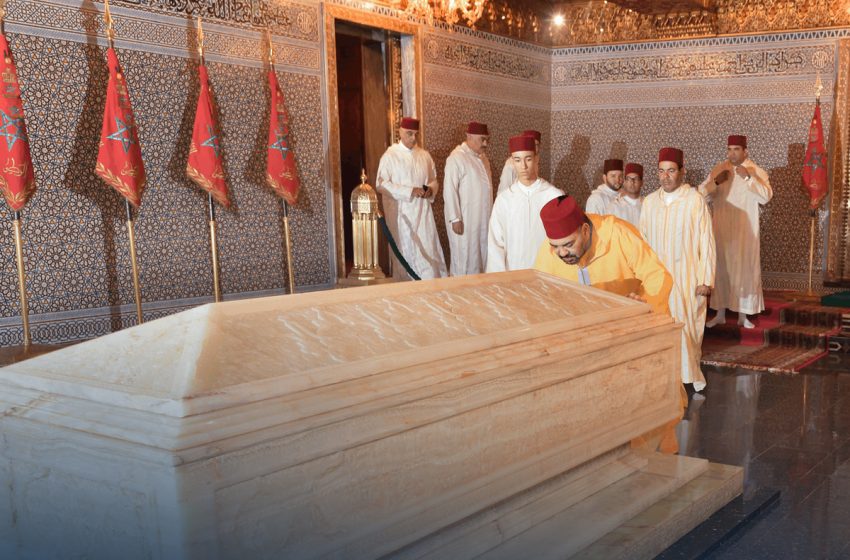  SM le Roi, Amir Al Mouminine, se recueille sur la tombe de Feu SM le Roi Mohammed V