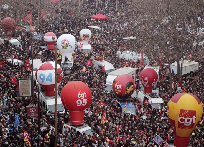 Réforme des retraites en France: des milliers de manifestants dans la rue après la décision du Conseil constitutionnel