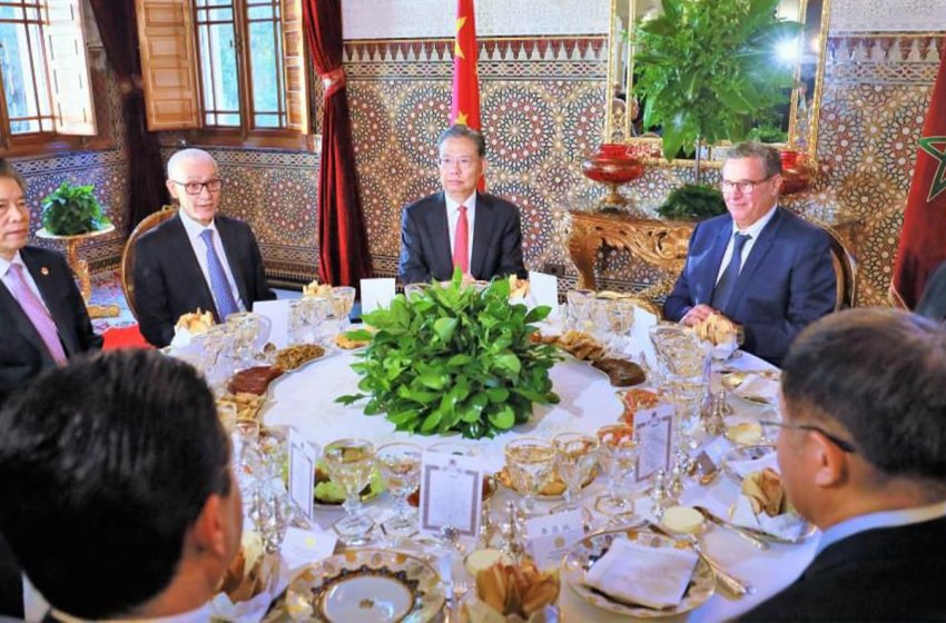  SM le Roi Mohammed VI offre un dîner en l’honneur du président du Comité Permanent de l’Assemblée Populaire Nationale de Chine et de la délégation l’accompagnant