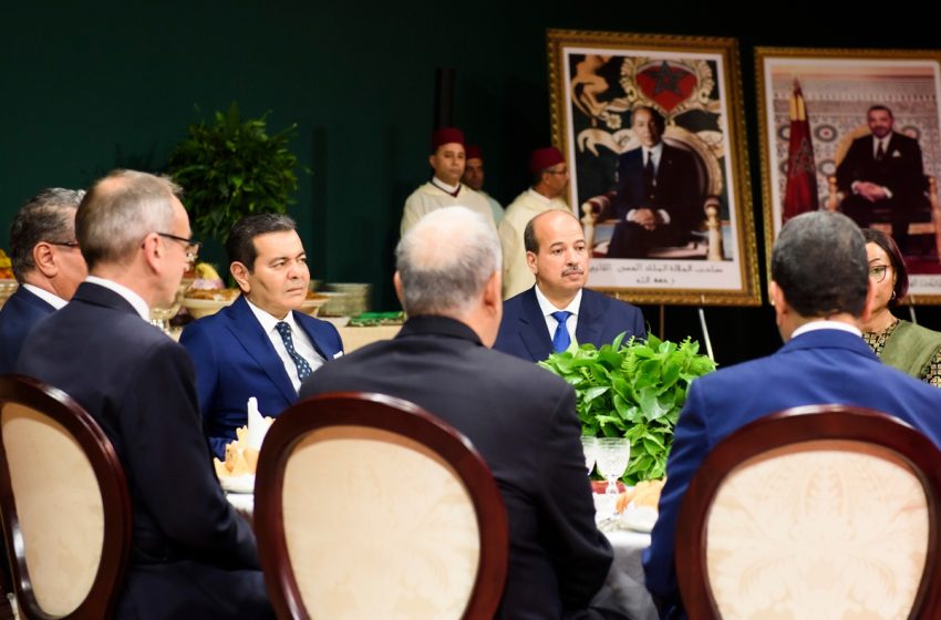 SM le Roi offre un dîner en l’honneur des invités