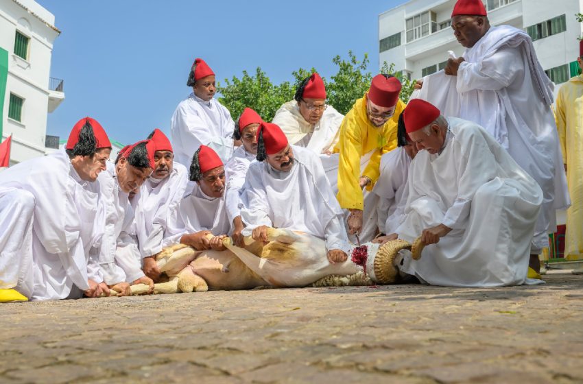 SM le Roi, Amir Al-Mouminine, accomplit la prière de l’Aïd Al-Adha à la mosquée Hassan II à Tétouan