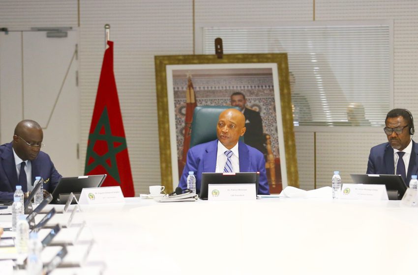 Le président de la CAF félicite le Maroc pour ses stades et infrastructures de football de “classe mondiale”