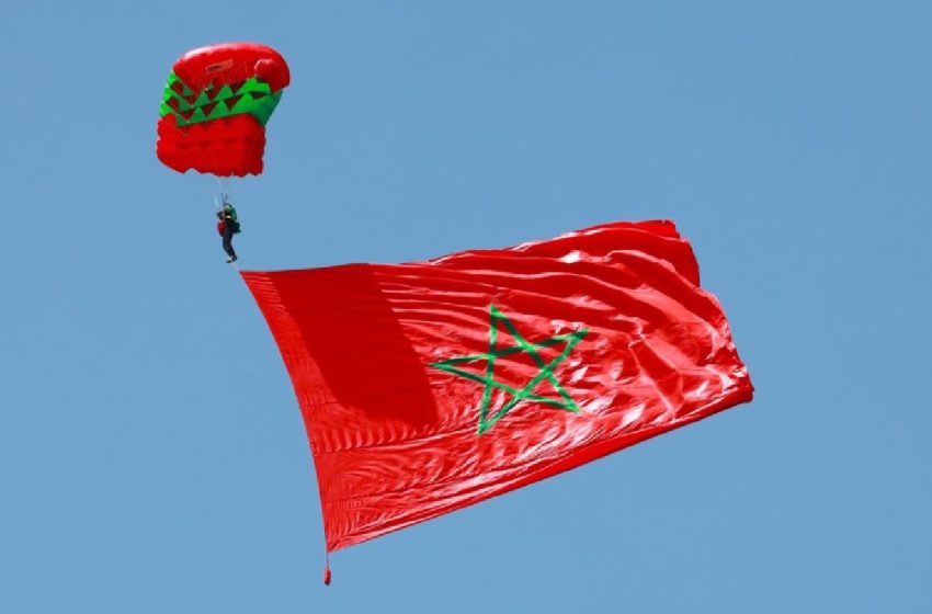  Fête du Trône : un spectacle de parachutisme acrobatique illumine les rives du Bouregreg