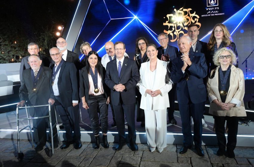  Le président israélien Isaac Herzog décore le Conseiller de SM le Roi, André Azoulay, de la Médaille d’honneur présidentielle