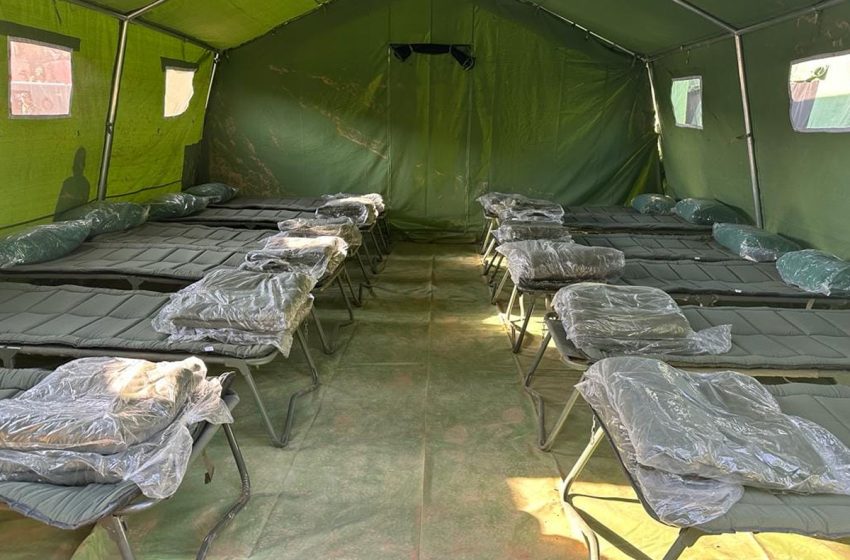  Les FAR poursuivent la distribution des tentes pour l’hébergement des populations affectées par le séisme dans la province de Taroudant