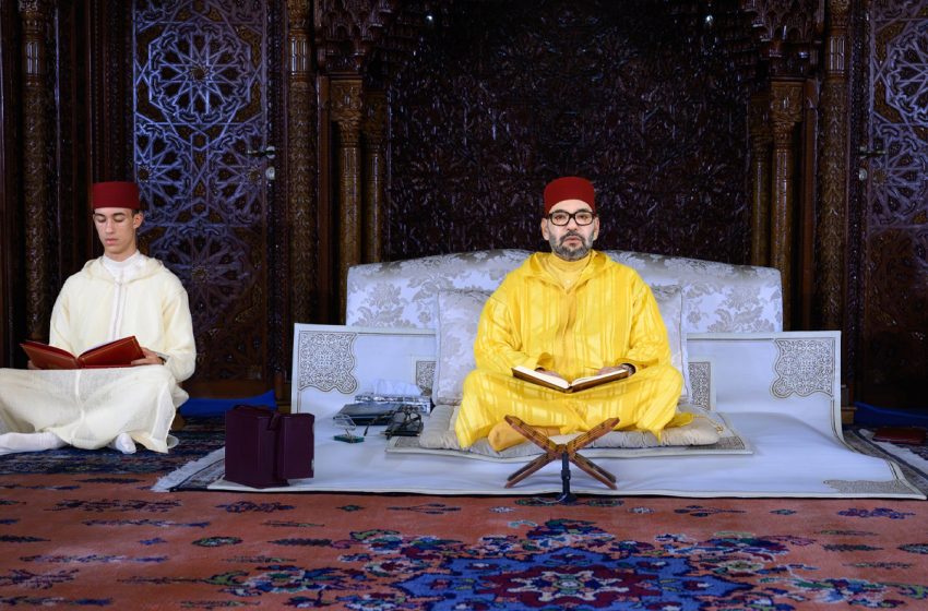  SM le Roi, Amir Al-Mouminine, préside une veillée religieuse en commémoration du 25è anniversaire de la disparition de Feu SM le Roi Hassan II