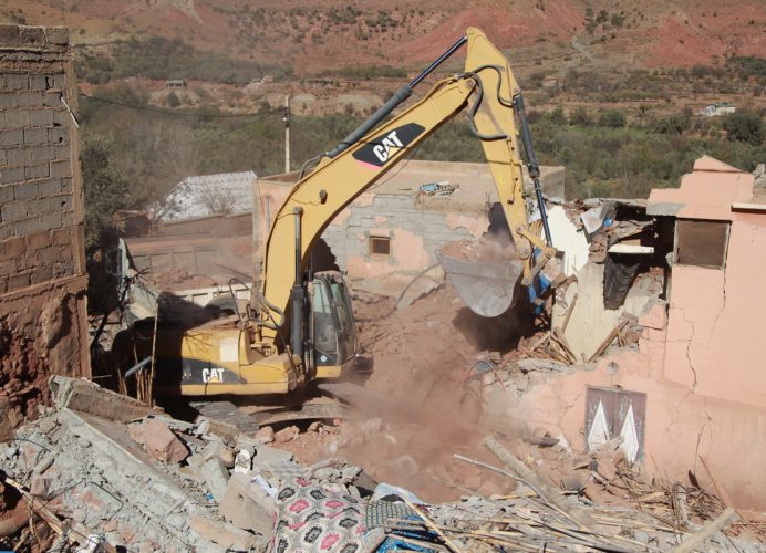 Séisme d’Al Haouz: Poursuite à la commune d’Anougal de l’opération de démolition des maisons endommagées et d’enlèvement des décombres