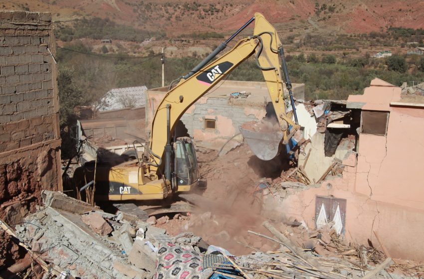  Séisme d’Al Haouz: Poursuite à la commune d’Anougal de l’opération de démolition des maisons endommagées et d’enlèvement des décombres