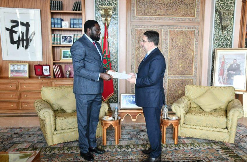  M. Bourita reçoit le ministre gambien des AE, porteur d’un message écrit à SM le Roi du président de la Gambie
