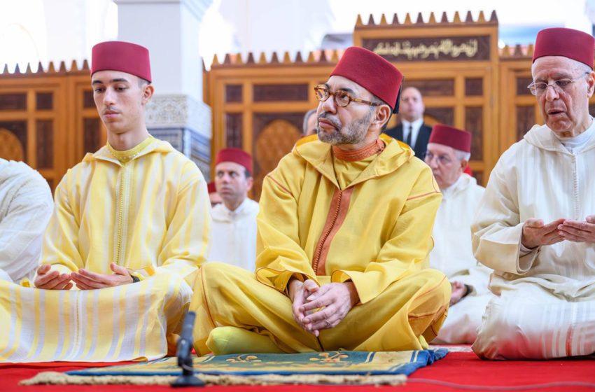 SM le Roi, Amir Al Mouminine, accomplit la prière du