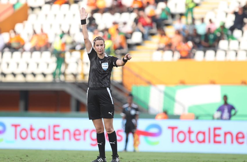 Foot: l’arbitre marocaine Bouchra Karboubi, première femme arabe à officier un match à la CAN