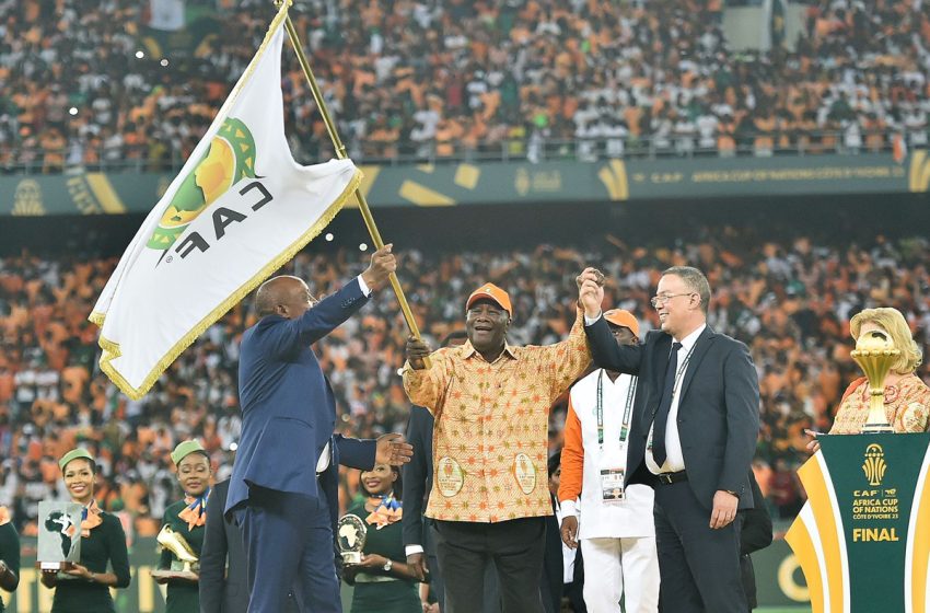  CAN Maroc-2025: Le drapeau de la Coupe d’Afrique des Nations remis par Alassane Ouattara au président de la FRMF