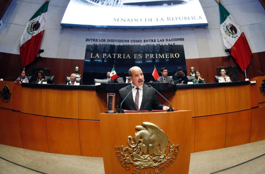  Le président de la Chambre des conseillers Enaam Mayara prononce un discours devant le Sénat du Mexique