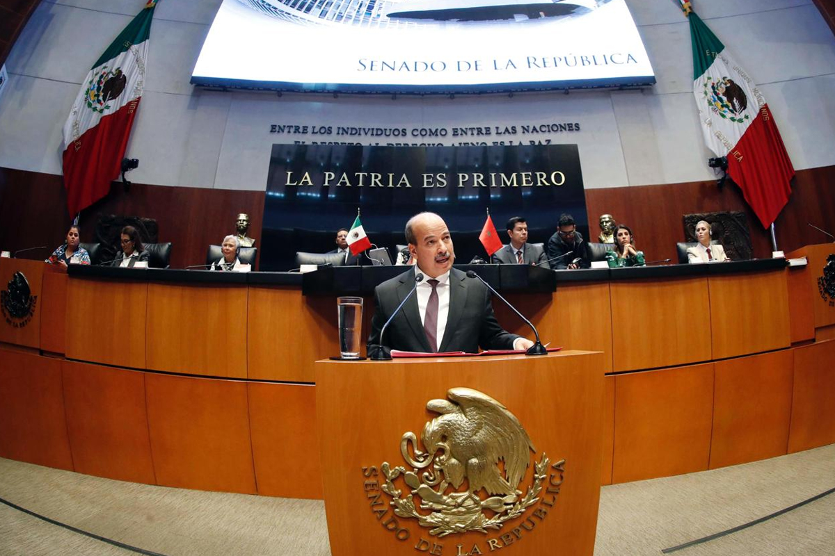 Le président de la Chambre des conseillers Enaam Mayara prononce un discours devant le Sénat du Mexique