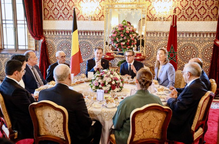  SM le Roi offre un déjeuner en l’honneur du Premier ministre belge et de la délégation l’accompagnant