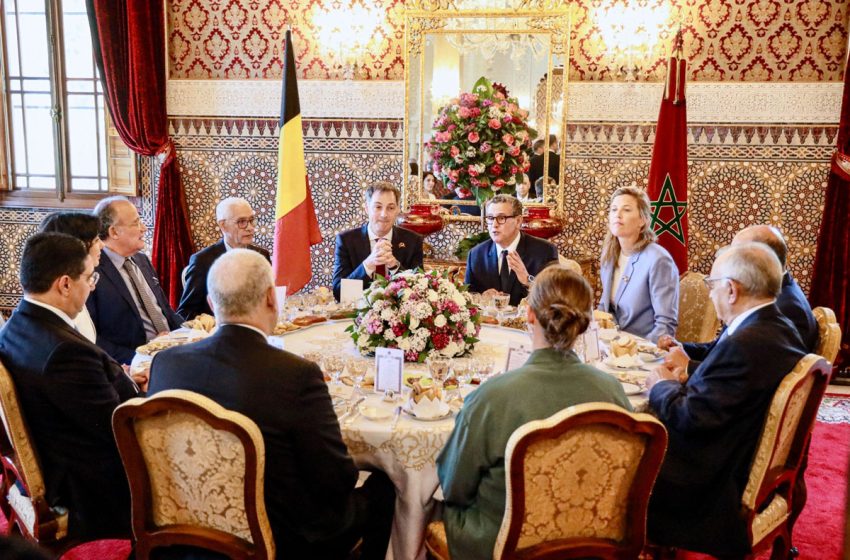 SM le Roi offre un déjeuner en l’honneur du Premier ministre belge et de la délégation l’accompagnant