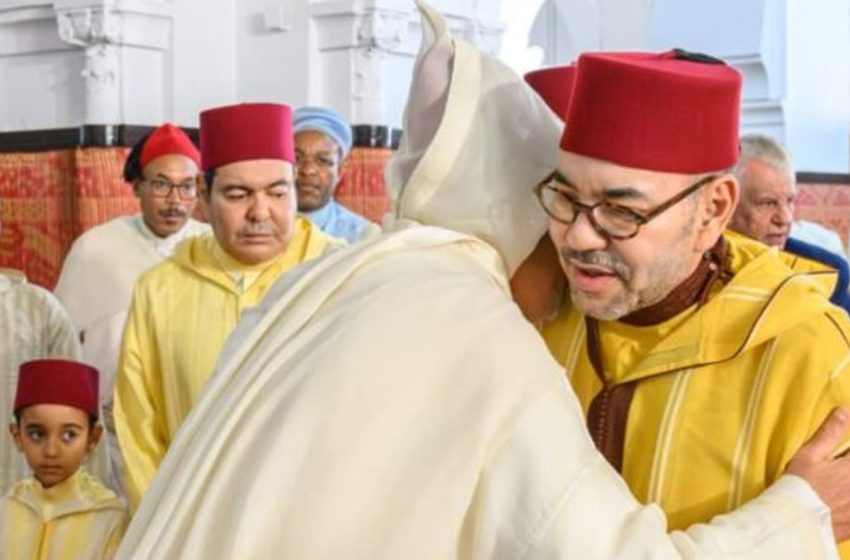  SM le Roi, Amir Al-Mouminine, accomplit la prière de l’Aïd Al-Fitr et reçoit les vœux en cette heureuse occasion