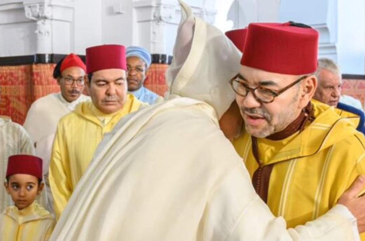 SM le Roi, Amir Al-Mouminine, accomplit la prière de l’Aïd Al-Fitr et reçoit les vœux en cette heureuse occasion