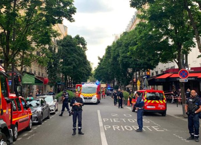 Paris: une voiture fonce sur la terrasse d’un café, un mort et plusieurs blessés