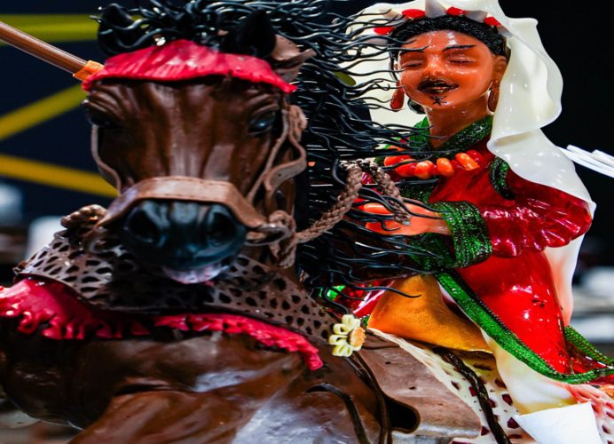 Coupe du Monde de la Pâtisserie : l’équipe marocaine monte à Lyon une magnifique pièce artistique sous le thème de la “tbourida”