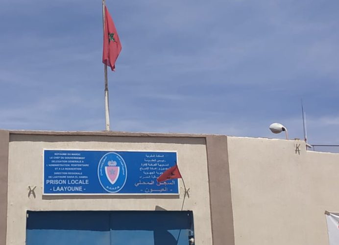 Laâyoune : L’administration de la prison locale réfute les allégations de la mère d’un détenu mineur selon lesquelles son fils aurait été “battu par un fonctionnaire”