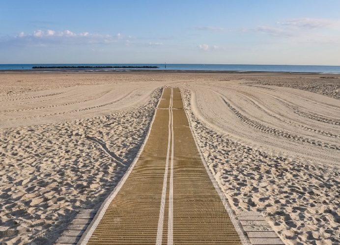 “Plages Propres 2025”: L’ONEE lance à Bouznika une campagne de sensibilisation au profit des personnes à besoins spécifiques