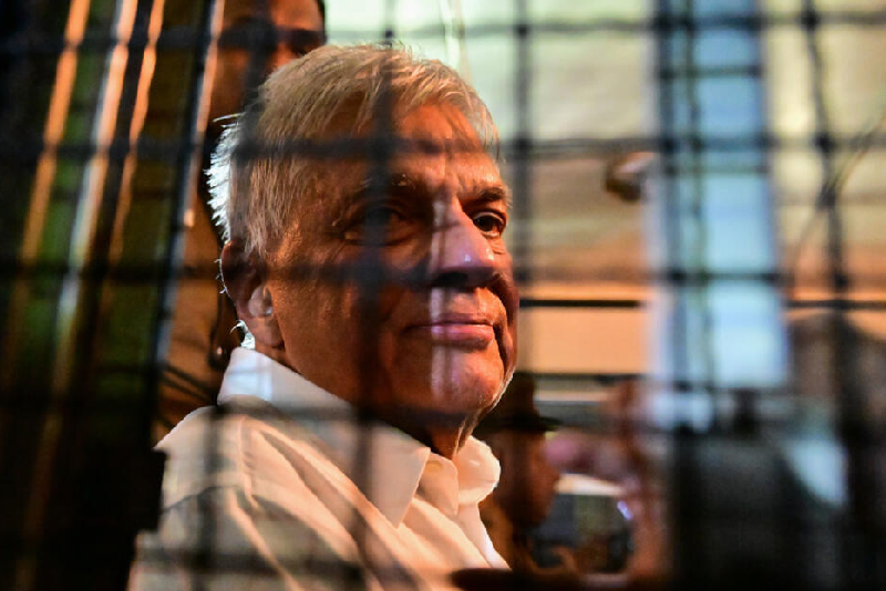 Sri Lanka: L’ex-président Ranil Wickremesinghe hospitalisé d’urgence après une première nuit en prison