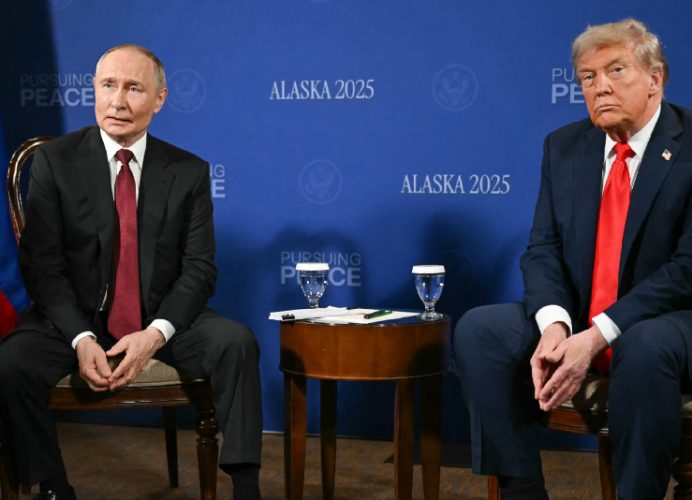 Trump et Poutine atterrissent en Alaska pour un sommet historique