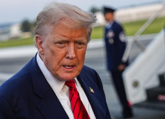 USA : Trump ordonne la mise en berne des drapeaux en hommage aux victimes de la fusillade du Minnesota