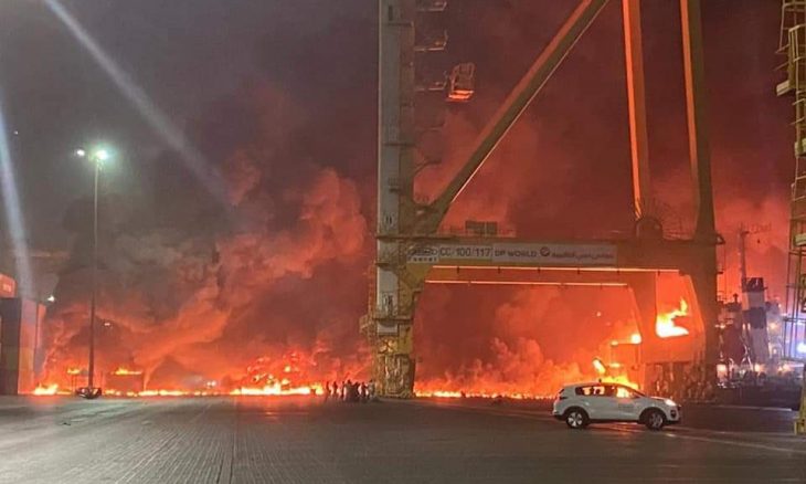 السيطرة على حريق إثر انفجار على متن سفينة في دبي