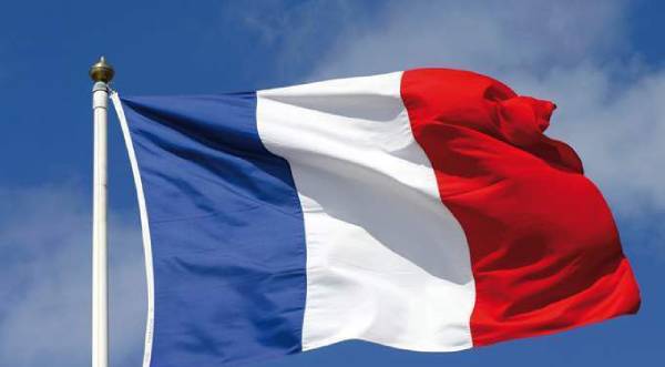 فرنسا تشترط شهادة صحية لزيارة المعالم السياحية
