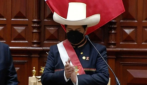  رئيس بيرو يؤدي اليمين ويتعهّد بوضع دستور جديد