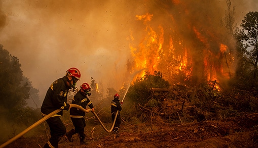 اليونان تعلن سيطرة فرق الإطفاء على الحرائق