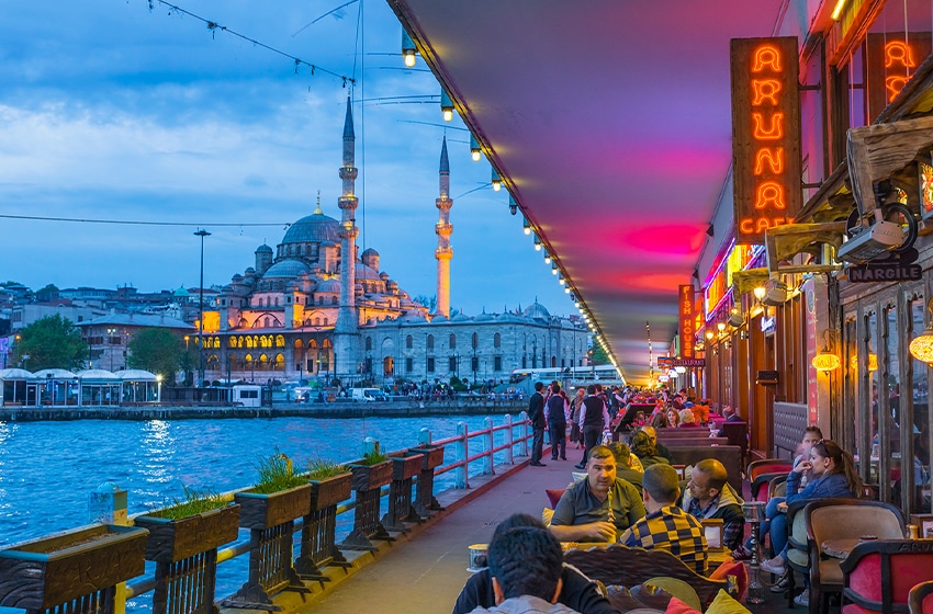  تركيا تعلن إلغاء إجراءات التباعد الاجتماعي في المساجد