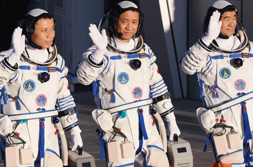 رواد فضاء صينيون يستكملون ثلاثة أشهر في مدار الأرض في