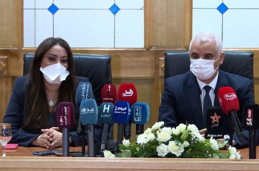  خالد آيت طالب وزير الصحة المنتهية ولايته يسلم منصبه لنبيلة الرميلي