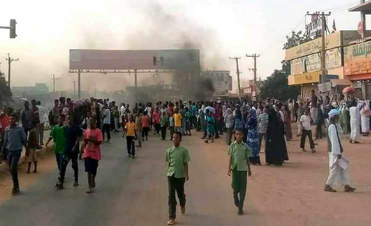  السودان ..تظاهرات حاشدة رافضة للحكم العسكري ومطالبة باستعادة مدنية الدولة