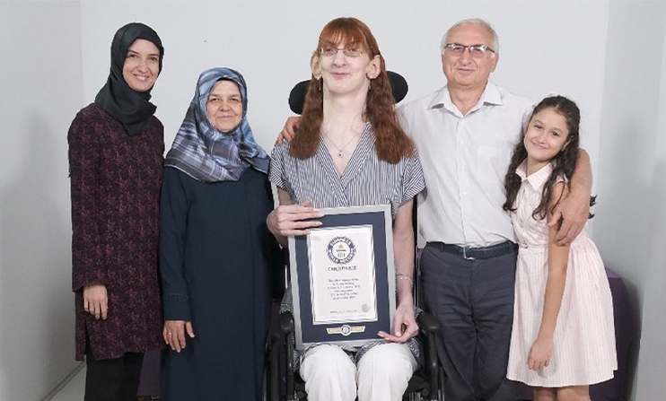  فيديو : تركية تدخل غينيس كونها أطول امرأة على قيد الحياة في العالم