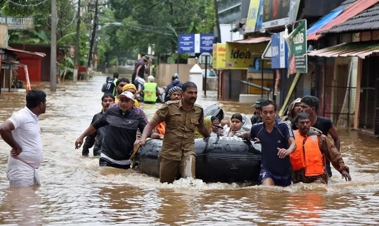  عشرات القتلى والمفقودين إثر فيضانات في جنوب الهند