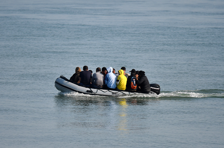 آسيويون يصلون إلى مليليا على قارب رياضي