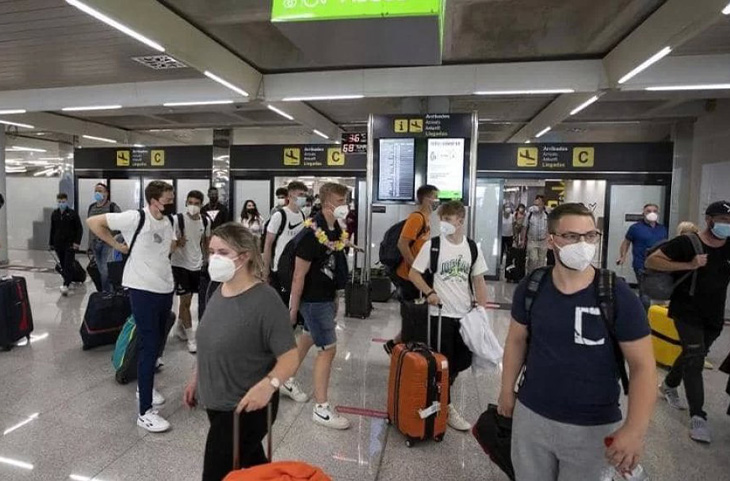  برشلونة : مسافرون طلبوا اللجوء في إسبانيا بعد توقف طائرتهم