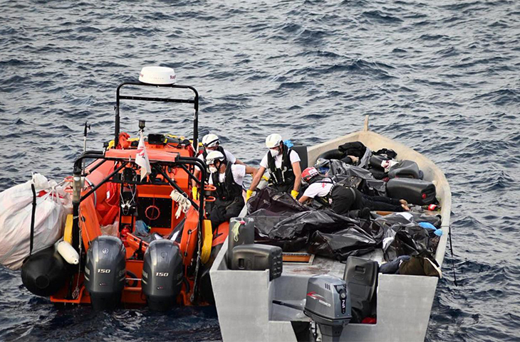  العثور على 10 مهاجرين متوفين على متن قارب قبالة السواحل الليبية