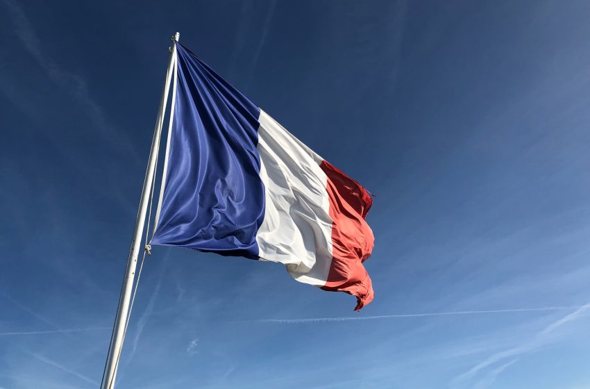  فرنسا تعيد العمل بإلزامية وضع الكمامة في المدارس