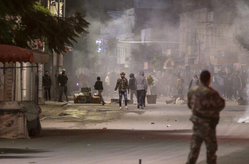  تونس:اندلاع احتجاجت عارمة بعد أنباء عن مقتل مواطن