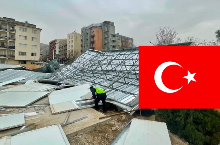 عاصفة تركيا اليوم … أسقف تطير وشاحنات تنقلب