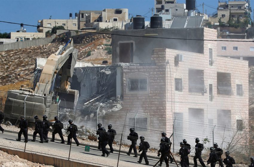  مئات الأسر الفلسطينية مهددة بالتهجير