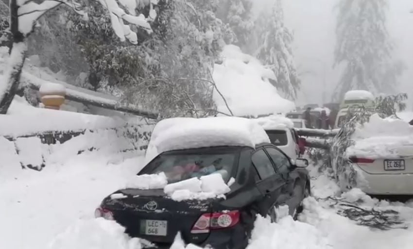  الثلوج الكثيفة تسبب في وفاة سياح شمال باكستان