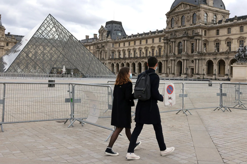  انخفاض كبير لعدد زوار متحف “اللوفر” بباريس