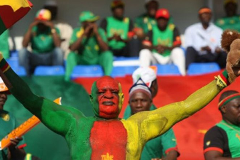  الحشود الكاميرونية تلهب ملعب الافتتاح